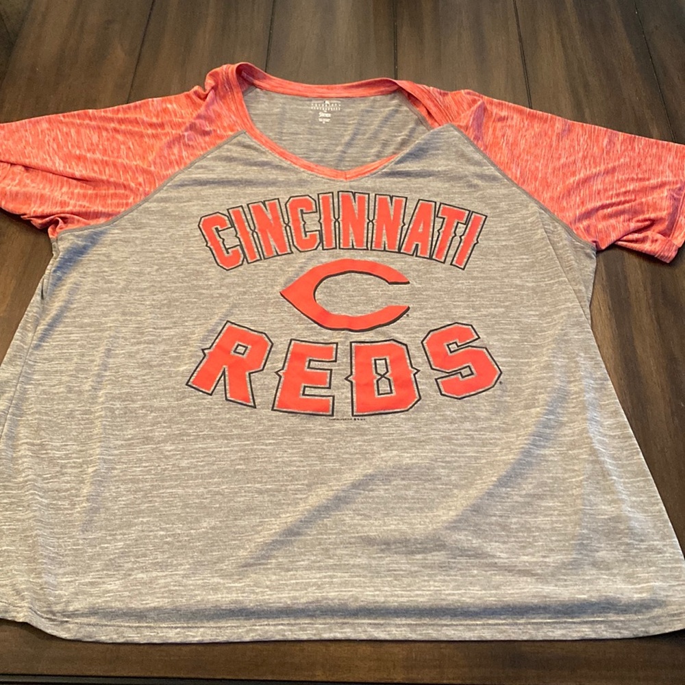 Cincinnati reds v neck 2x!